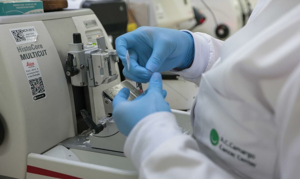Imagem de compartilhamento para o artigo SUS incorpora novo tratamento para pacientes com leucemia mieloide aguda da MS Todo dia